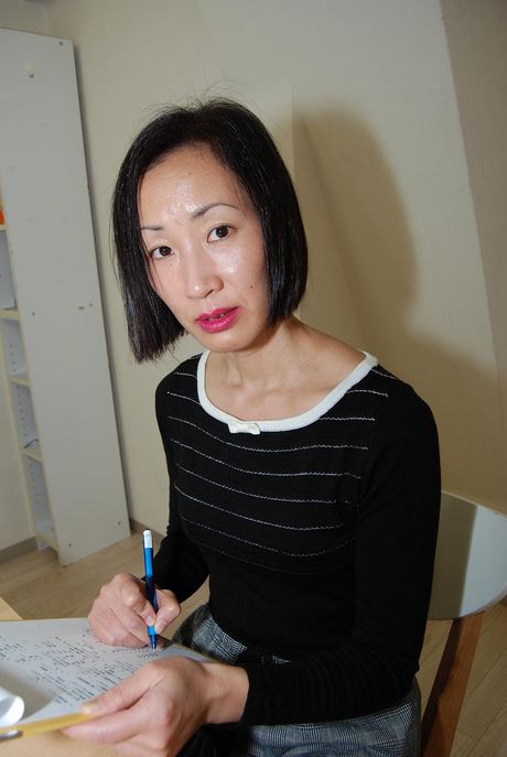 MILF Japanese Mariko Konishi gets her pussy fucked hard and receives a cum on her face.