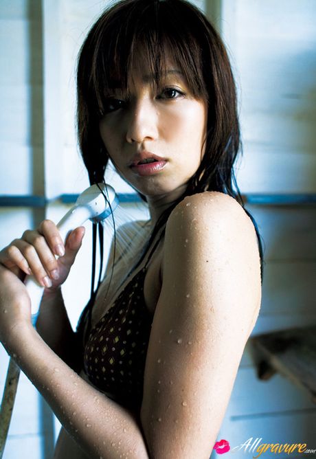 Maomi Yuuki Asian is perfect model to pose in different places