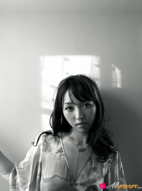 Neo Asian babe has one of her best photo sessions out of house