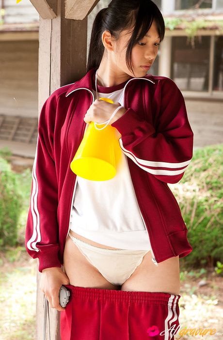 Tomoe Asian babe takes sports pants off and exposes ass in garden