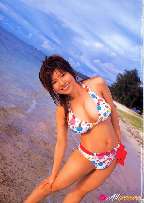 Miri Hanai Asian shows bazoombas in different colorful bras