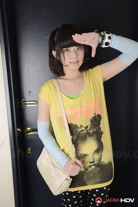 Beautiful Shimazaki Rika visits fan for a SM session