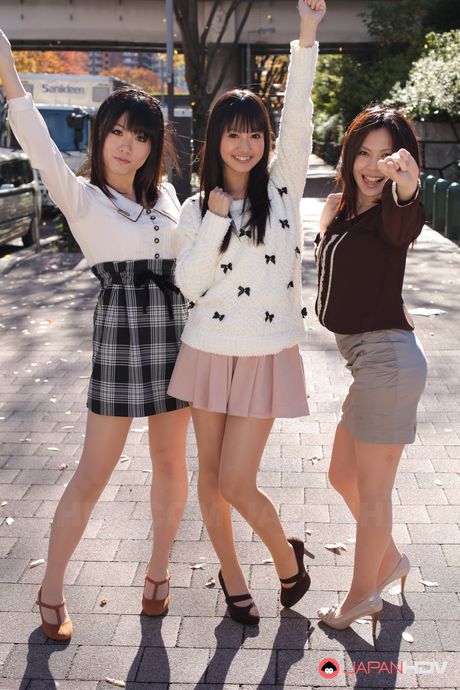 Cock hunters Kotomi Asakura, Tsubaki Housho, Chise Aoba visiting a fan