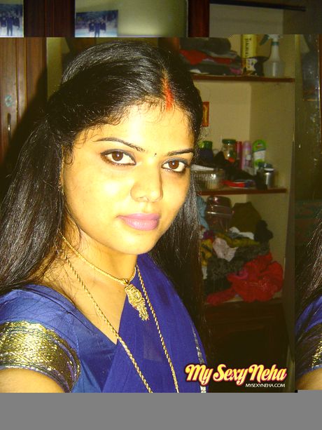 Asian amateur Indian Babe shows her hot ass and tits in a solo