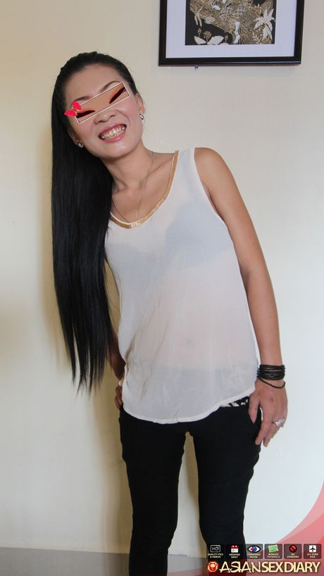 Amateur Asian girl Gi gets her hairy pussy penetrated by her man