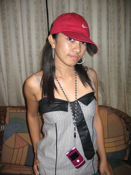 Asian teen Che strips and shows her tiny tits and pink pussy