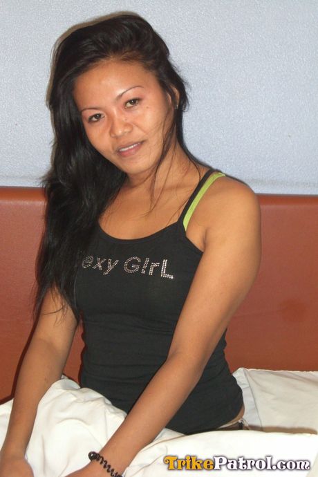 Asian amateur Reana gets her pussy licked and her tits jizzed by a stud