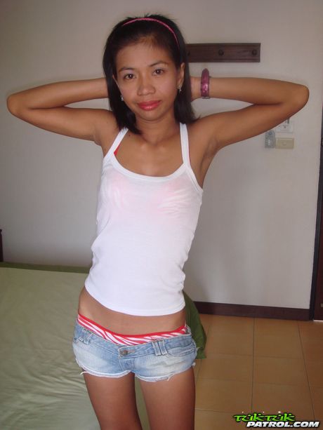 Skinny Asian teen Kwan toying her pussy with a dildo in a solo show