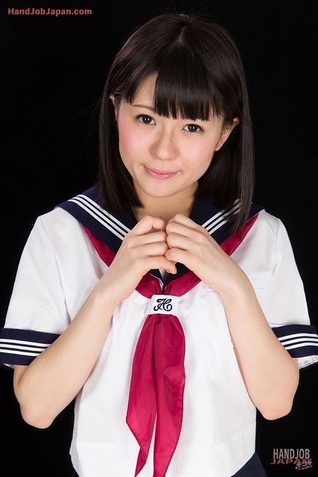 Schoolgirl Mai Arakis sweet sweet handjob