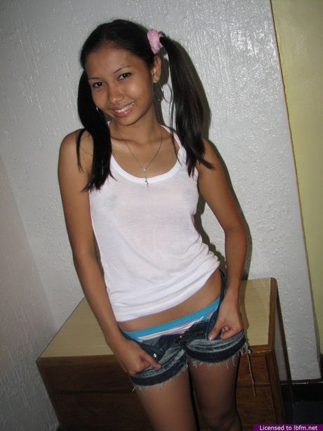 Amateur Asian girl takes off her clothes and shows her ass