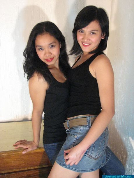 Amateur Asian girls kissing and licking each others hairy pussies