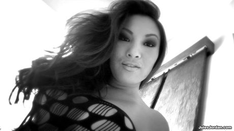 Asian pornstar Asa Akira gets her trimmed pussy licked and screwed hard