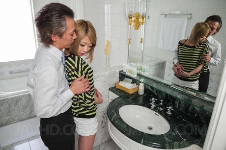 Rui Hayakawa licks balls like licking ice cream and gets cumshot