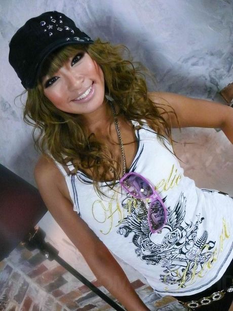 Glam Japanese babe Rumika oiled up and double-dicked