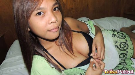 Asian teen Yumi gives a blowjob and gets her feet worshiped in a hot 69