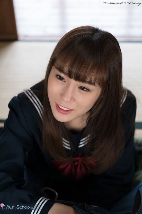 Platinum Japanese schoolgirl Kitagawa Yuzu gets her feet worshiped and her pussy