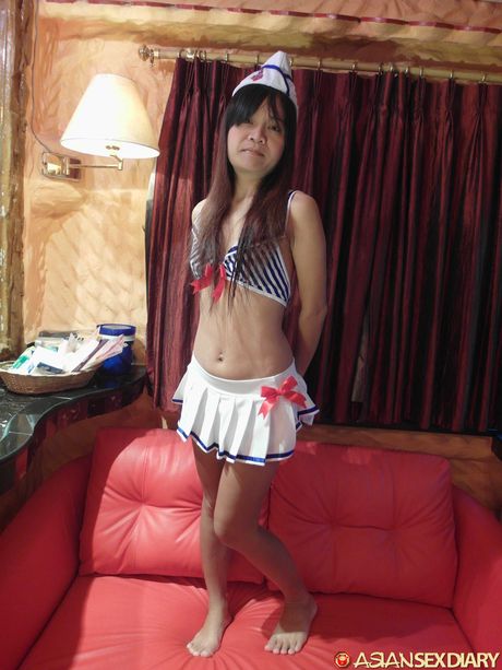 Asian mommy Maki gets her pussy licked and dicked by a horny guy