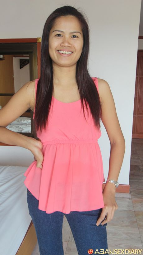 This amateur Asian chick is a real treat to watch and shes definitely worth a second look.