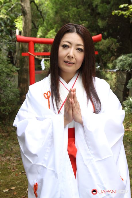 Brunette kimono babe Ayano Murasaki wants to show her twat outdoors