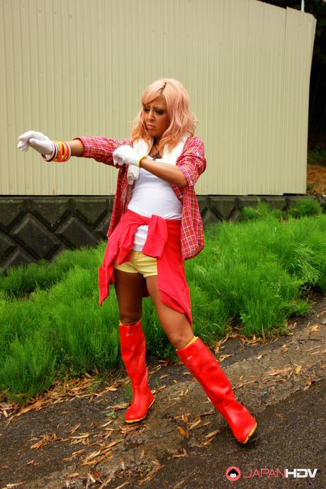 Farmer slut Raina Ogami sucks a dick in a truck and swallows sperm.