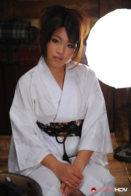 Lady in kimono Nene Nagasawa will blow your mind with her sexiness