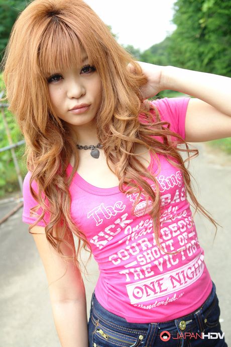 Playful young babe Sarina Tsubaki strips and poses naked in the field