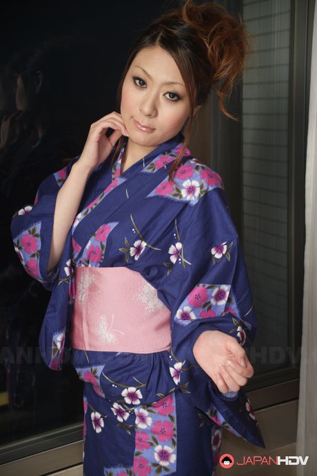 Sexy Yuka Kurosawa  takes her kimono off and teases for the camera