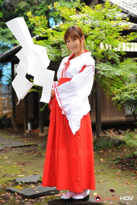 Alluring teen Yuuno Hoshi gets a photo shooting session in her garden