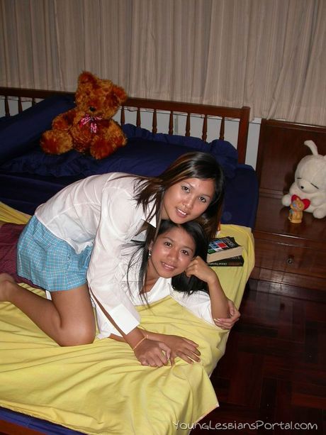 Amateur Asian girlfriend strips and gets her hairy pussy licked by her lover