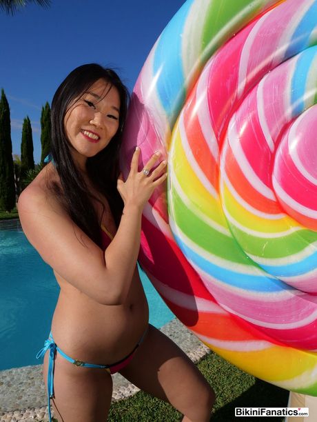 Platinum Asian teen Katana displays her hot ass and toes in a solo outdoors