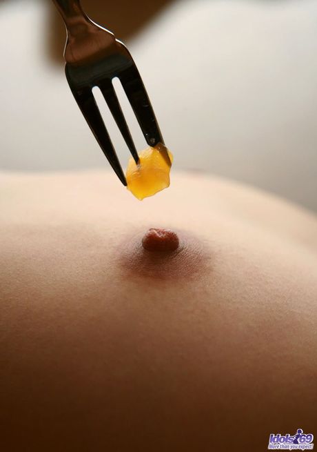 Misuzu Hiroze - Sweet Asian teen has a fruit bowl on her twat