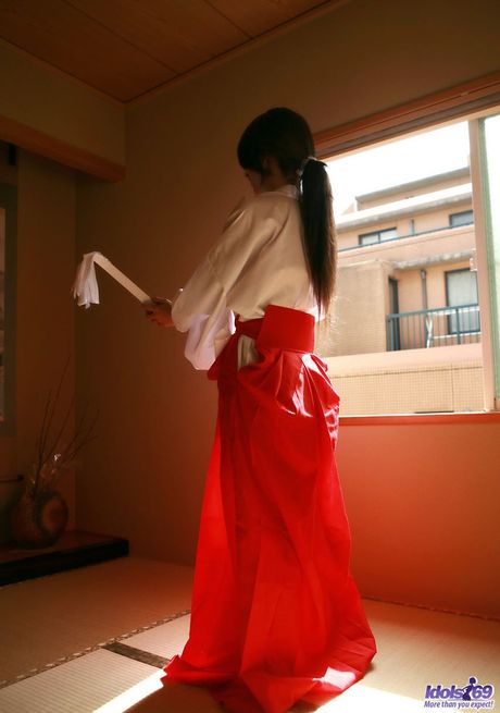 Platinum Asian Seiko Yamaguchi strips to her stockings & shows her hairy cunt