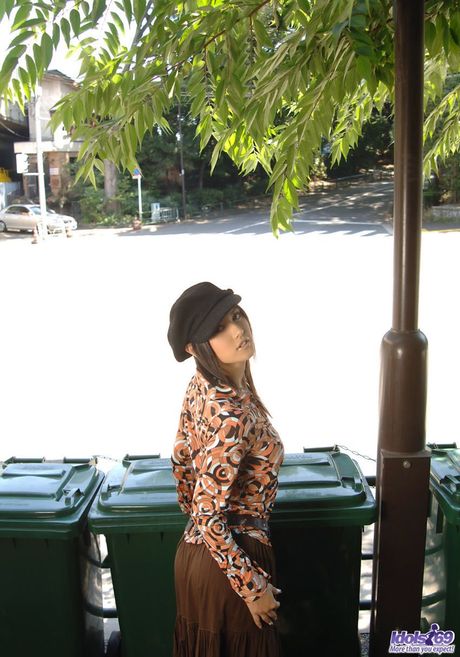 Sexy Asian babe Maria Ozawa strips and exhibits her perfect booty in a kitchen