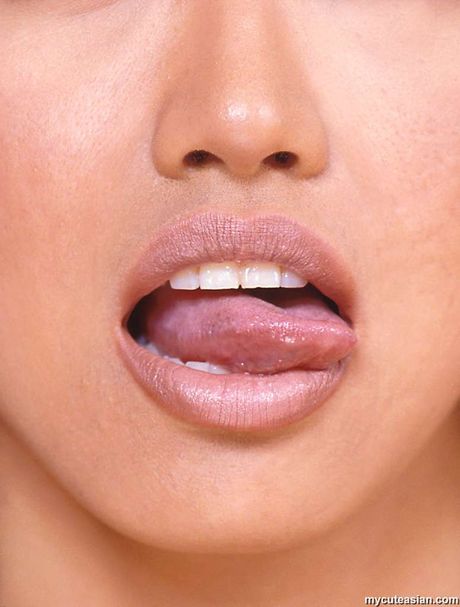 Amateur girl with tiny tits toying her pussy with a dildo