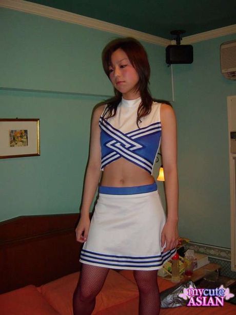 Asian lady with tiny titties strips and shows her hot body