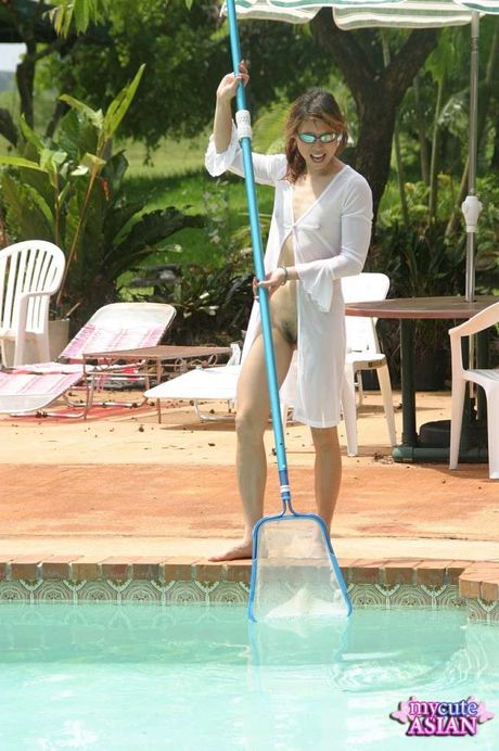 Asian teen amateur with tiny tits gets her pussy dicked outdoors