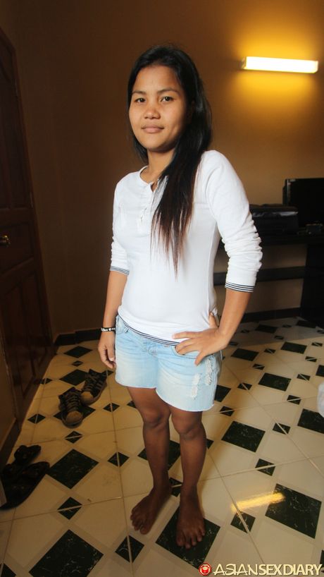 Asian amateur Shanti gets her pussy licked and banged by a hung stud