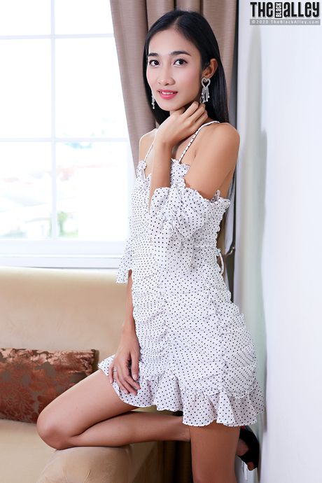 Amateur Asian girl Milli strips and shows her skinny body