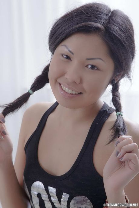 Asian teen Veiki gets her pussy licked and dicked by a masseuse