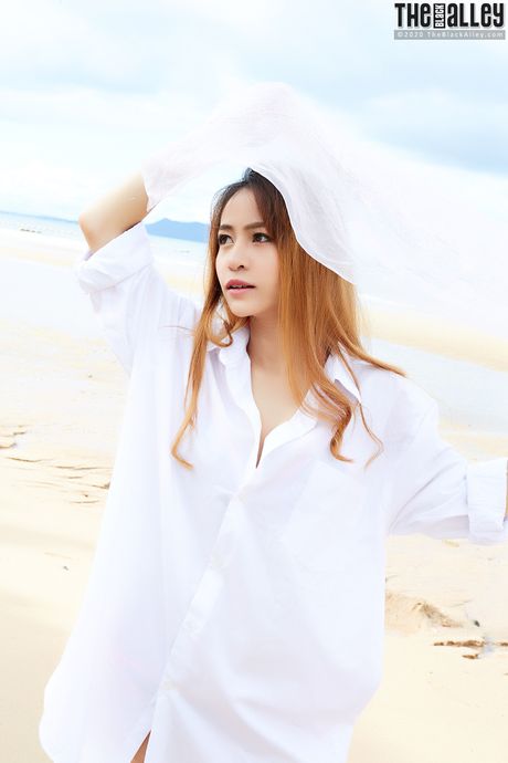 Super hot Asian Eileen strips off her bikini and presents her hot ass on the beach