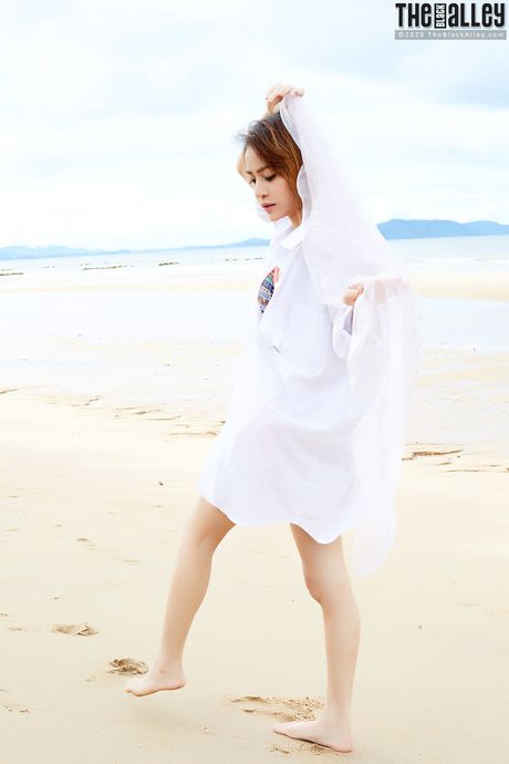 Super hot Asian Eileen strips off her bikini and presents her hot ass on the beach