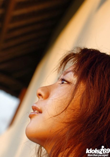 Very attractive japanese babe Honoka baring her ass