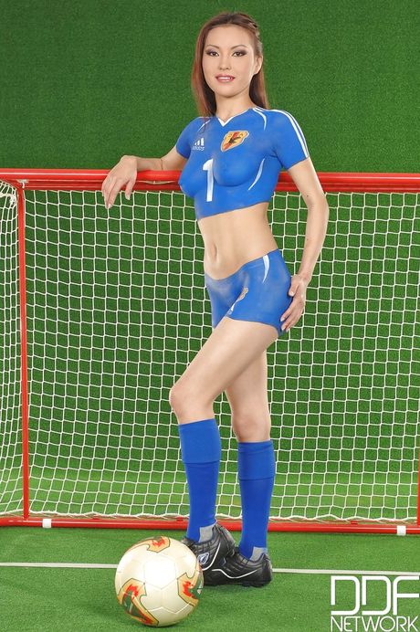 Sylphlike asian young Agnes bares big hooters and sexy butt