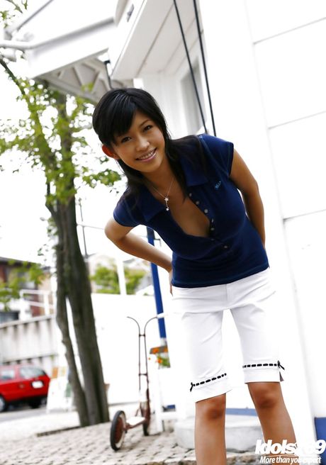 Hot japanese teen Sasa Handa denudes big boobs and spreads her legs