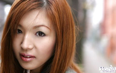 Stunning japanese hottie Mai Hanano baring her butt