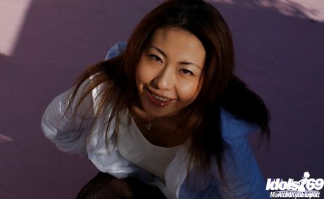 Deluxe japanese babe Sumire baring her butt