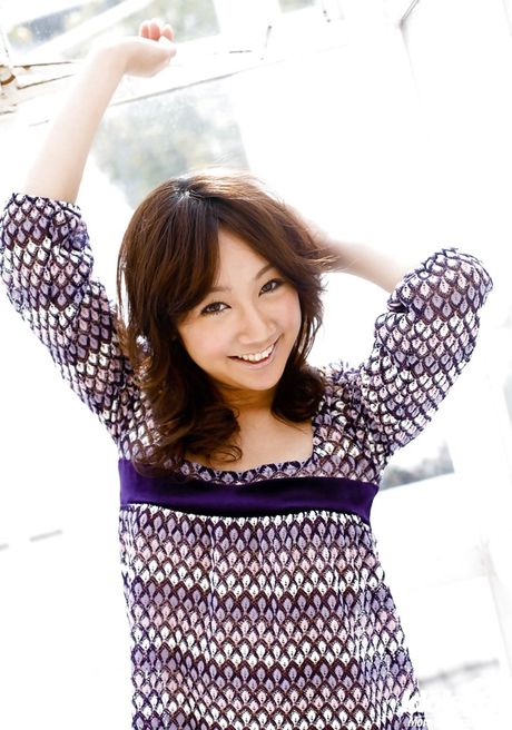 Sylphlike japanese teen Ryo Akanishi in skirt exhibits big boobs and ass