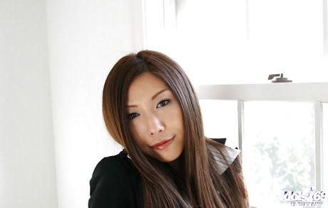 Amazing japanese cutie Seira Narumi reveals her butt