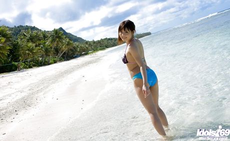 Deluxe japanese babe Aya Hirai reveals her butt on the beach