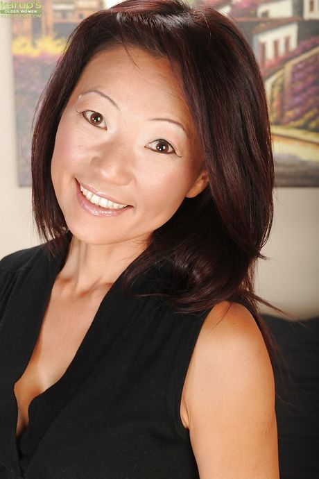 Stunning oriental milf Natsuko Kurosawa loves foot fetish